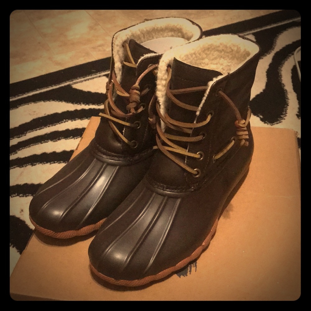 •New Seven7 Speyside Duck Boot, Size 7•